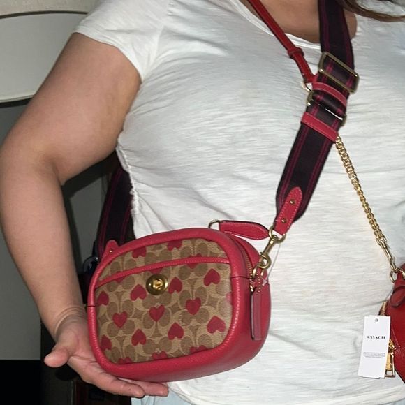 Coach camera bag hearts print from Valentine’s 2022 edition - Picture 10 of 13